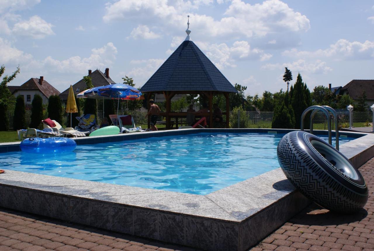 Kek Vendeghaz Family Resort Gyenesdias Ngoại thất bức ảnh