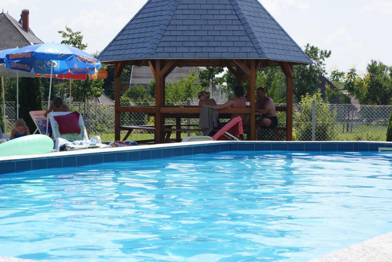 Kek Vendeghaz Family Resort Gyenesdias Ngoại thất bức ảnh